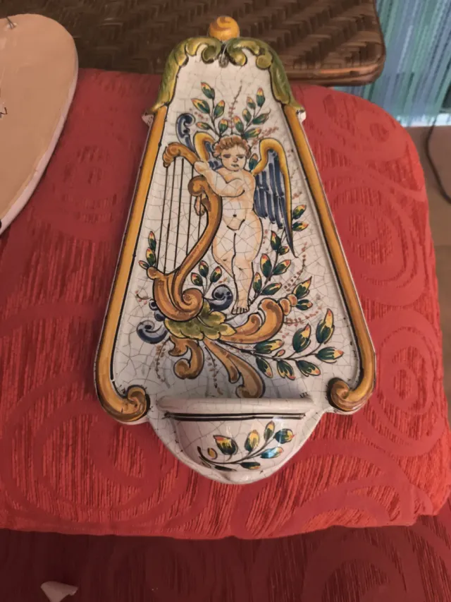 Benditera de cerâmica com anjo e harpa