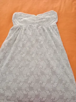 Vestido blanco de encaje sin tirantes