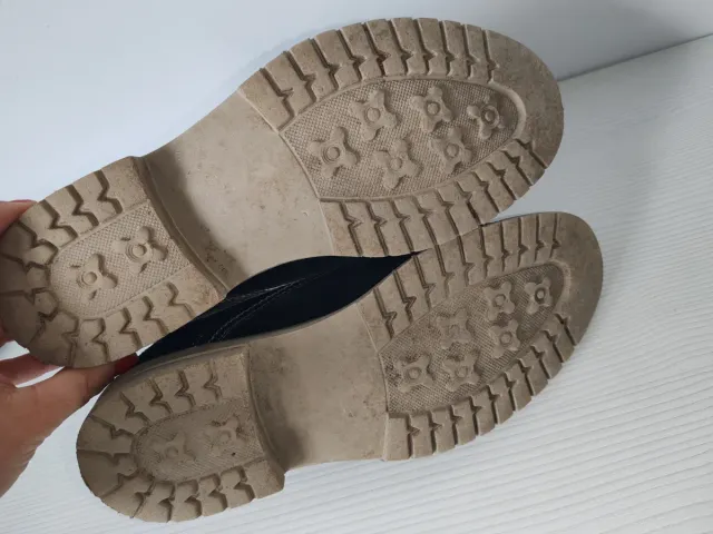 Zapatos azul marino de hombre. Talla 43.