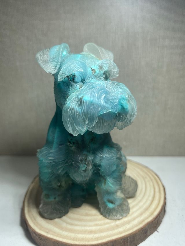 Figura di cane in turchese minerale