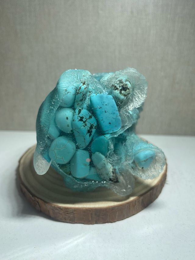 Figura di cane in turchese minerale