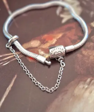 Pulsera Plata con Cadena de Seguridad