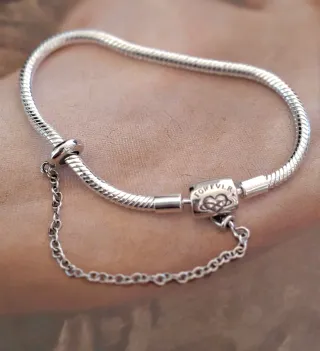 Pulsera Plata con Cadena de Seguridad