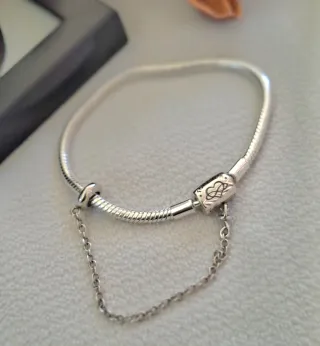 Pulsera Plata con Cadena de Seguridad
