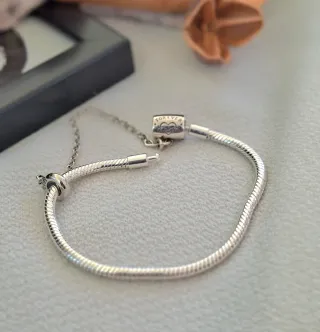 Pulsera Plata con Cadena de Seguridad