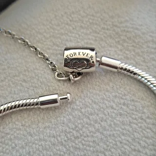 Pulsera Plata con Cadena de Seguridad