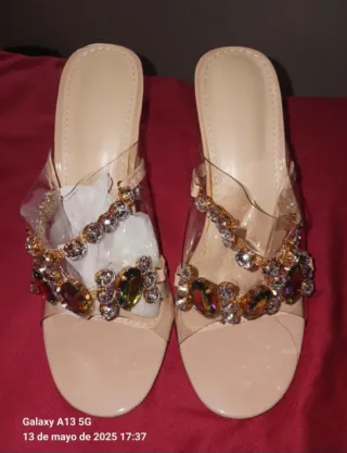 Zapatos de tacón beige con pedrería
