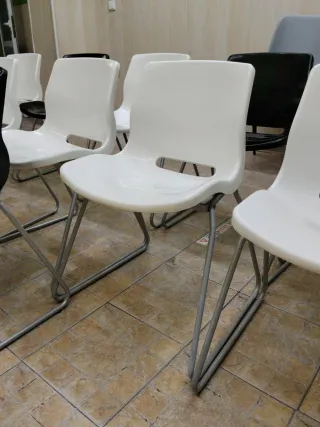 Sillas de plástico y metal