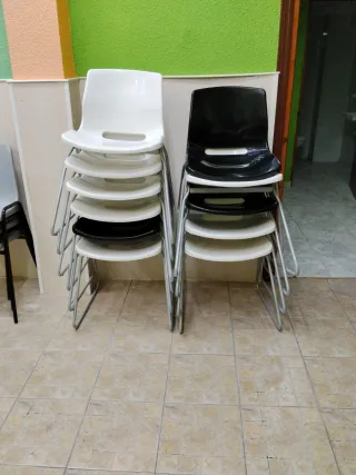 Sillas de plástico y metal