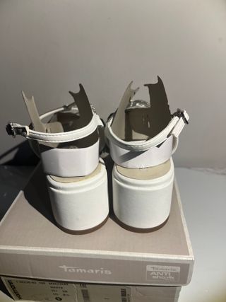 Sandalias Tamaris tacón blanco brillantes