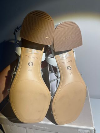 Sandalias Tamaris tacón blanco brillantes
