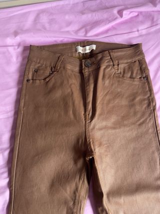 Pantalones efecto piel marrones Talla M