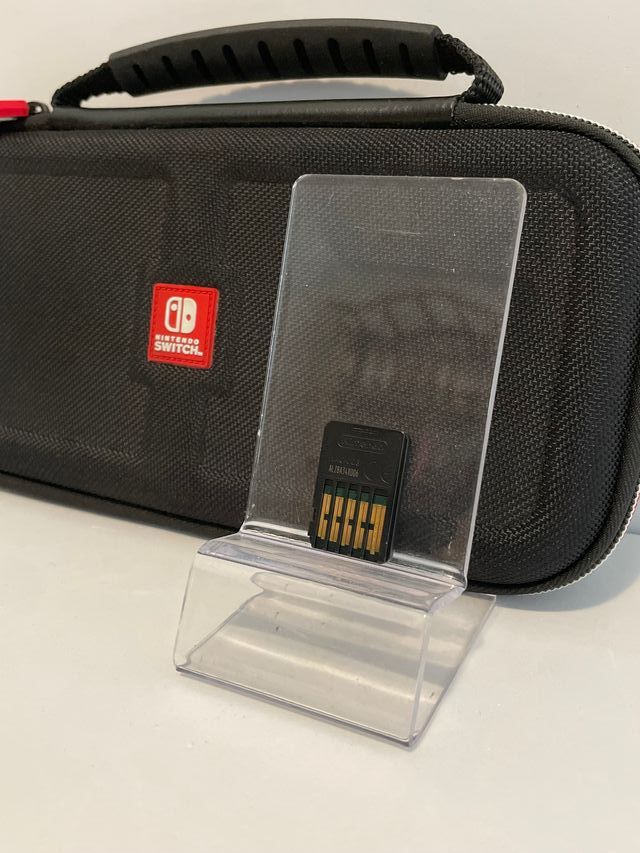 Pokémon Escudo + Funda Original Nintendo Switch
