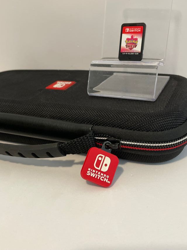 Pokémon Escudo + Funda Original Nintendo Switch