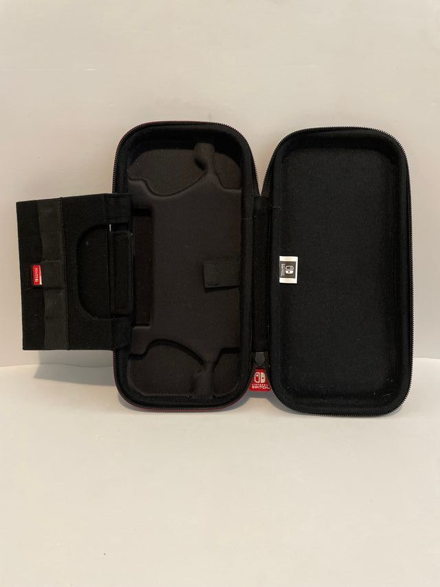 Pokémon Escudo + Funda Original Nintendo Switch