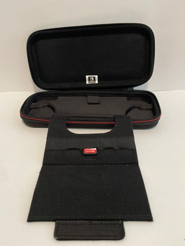 Pokémon Escudo + Funda Original Nintendo Switch