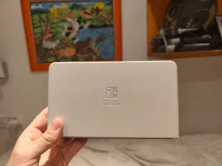 Nintendo Switch OLED edición color blanco.