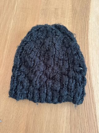 Gorro tejido negro con hilos plateados