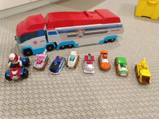 Autobus della pattuglia canina con passeggini