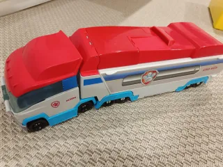 Autobus della pattuglia canina con passeggini