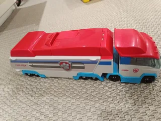 Autobus della pattuglia canina con passeggini