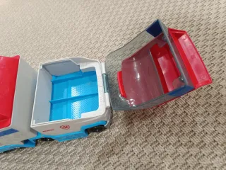 Autobus della pattuglia canina con passeggini