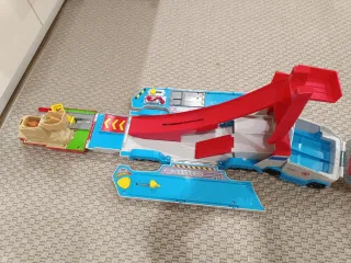 Autobus della pattuglia canina con passeggini