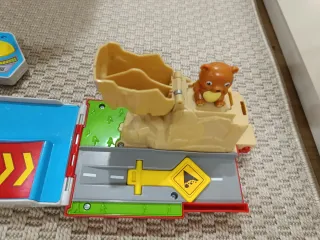 Autobus della pattuglia canina con passeggini