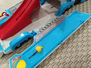 Autobus della pattuglia canina con passeggini