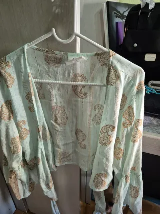 Blusa verde con estampado paisley