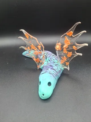 Figura dragón alado artesanal