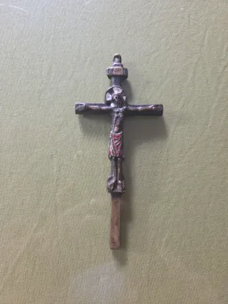 Crucifijo devocional con la figura de Cristo INRI.