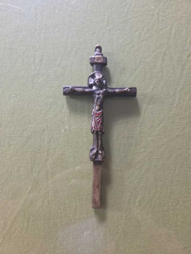 Crucifijo devocional con la figura de Cristo INRI.