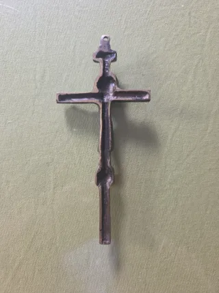 Crucifijo devocional con la figura de Cristo INRI.