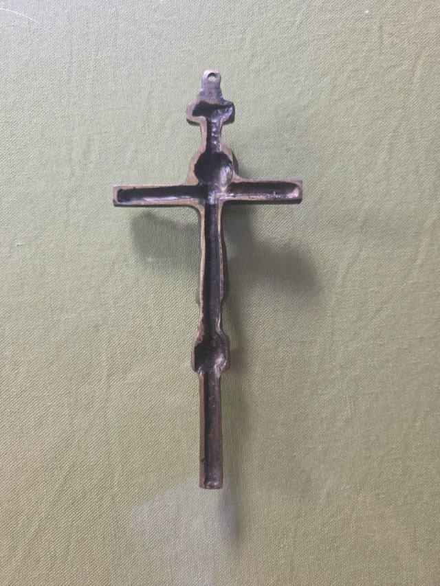 Crucifijo devocional con la figura de Cristo INRI.