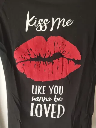 Camiseta negra Kiss me labios rojos