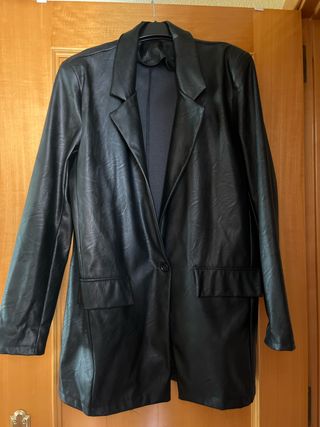 Chaqueta efecto piel negra