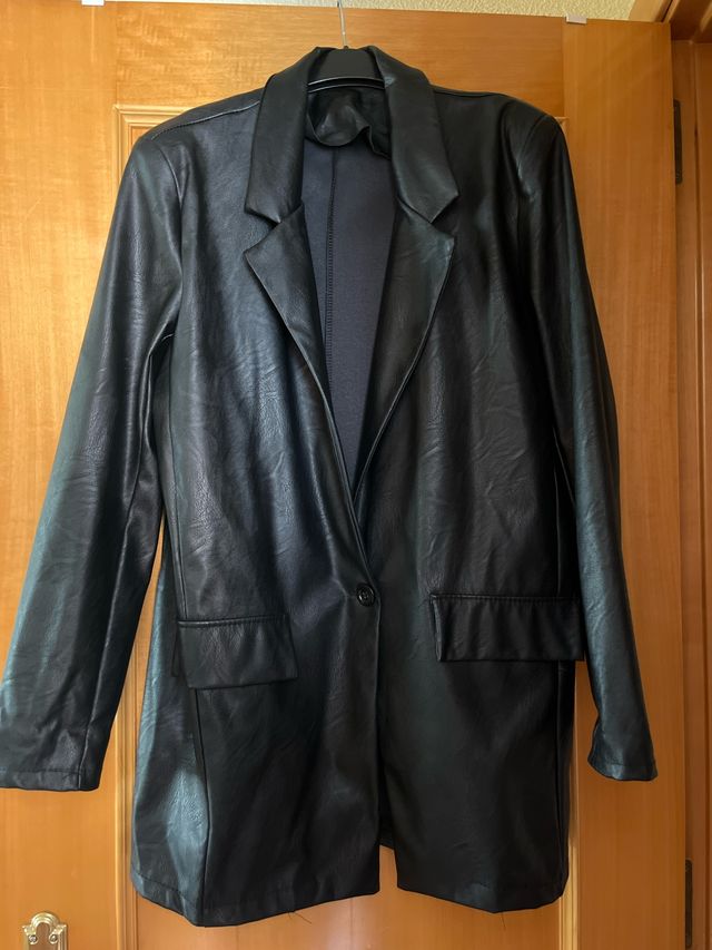 Chaqueta efecto piel negra