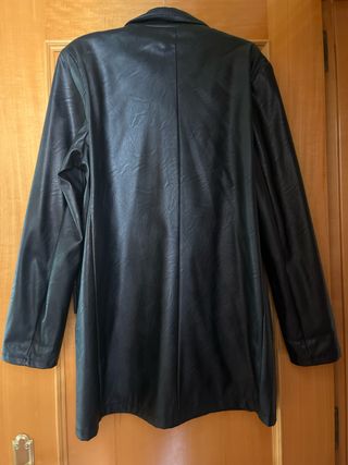 Chaqueta efecto piel negra