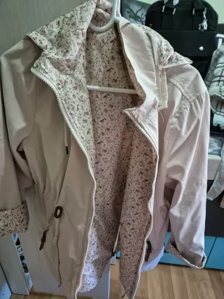 Chaqueta beige con estampado floral