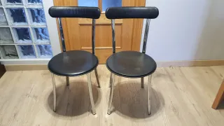 Lote de 2 sillas negras y plateadas
