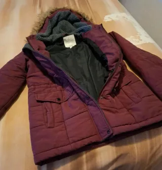 Cazadora acolchada con capucha