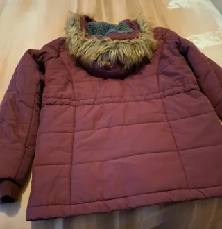 Cazadora acolchada con capucha