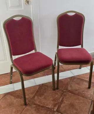 Sedie rosse e dorate