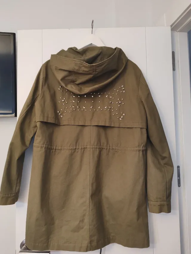 Gabardina verde militar con capucha