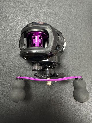 Carrete de pesca negro y morado