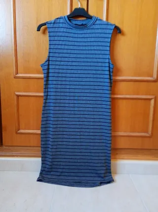 Vestido gris de rayas negras sin mangas