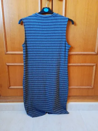 Vestido gris de rayas negras sin mangas