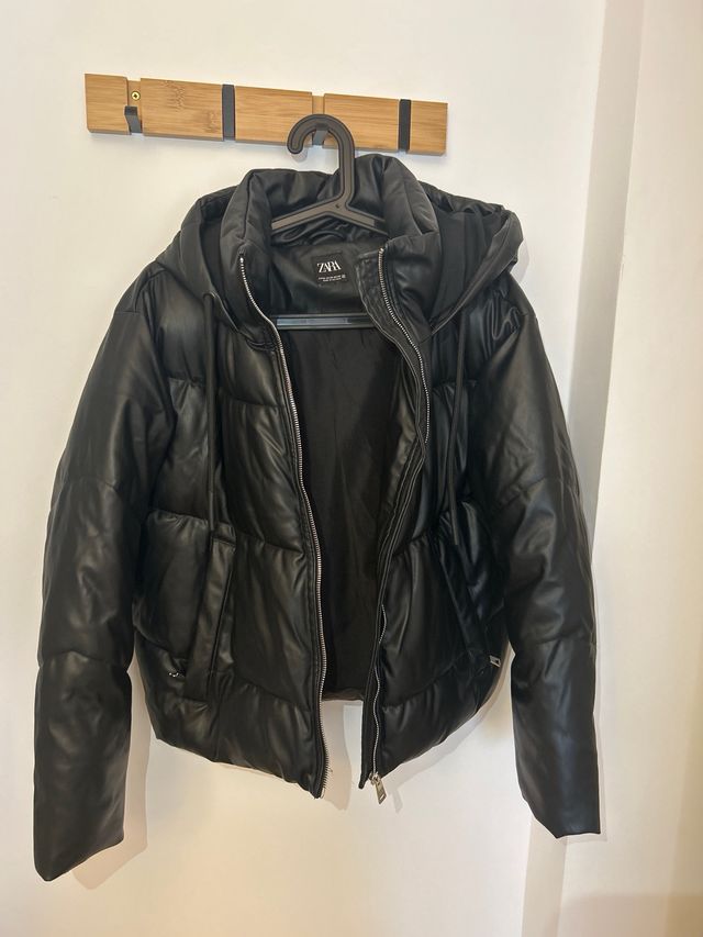 Chaqueta Zara acolchada negra con capucha