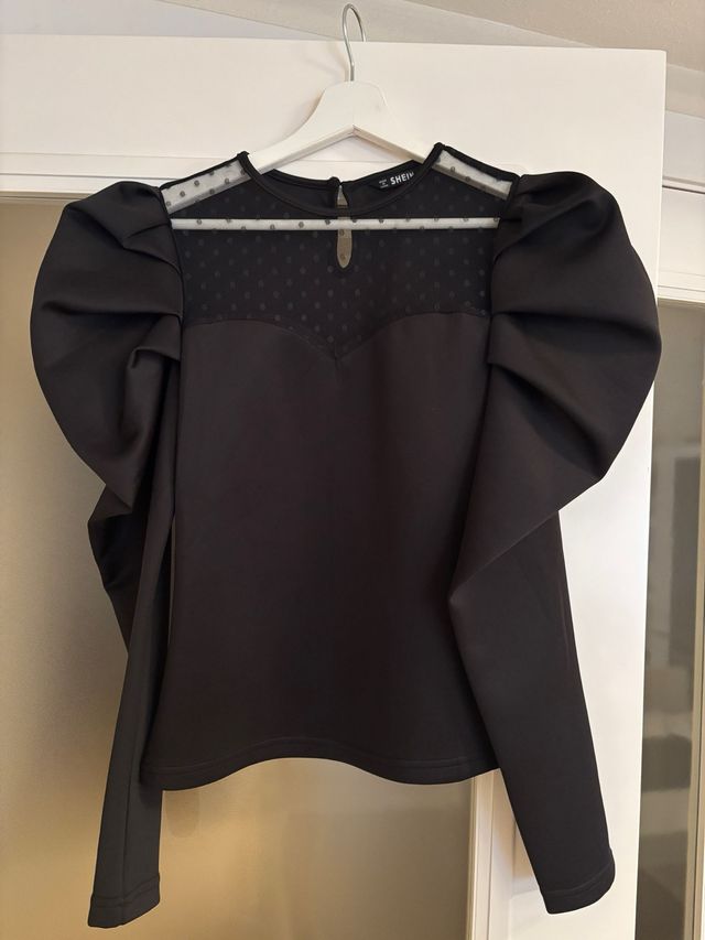 Blusa SHEIN negra con volantes